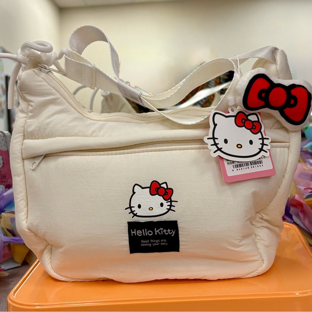 Hello Kitty Cream Puffer Quilt Bag with Red Bow Charm Pin - Picture 2 of 16